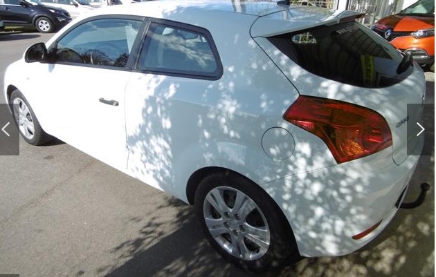 Left hand drive KIA PRO CEED 1.4i 105 cv- blanc- airco